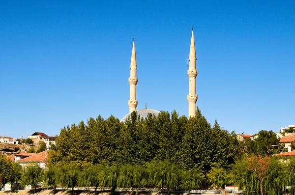 Scénický Výhled Krajiny Vrchol Mešity Dvěma Minarety Proti Modré Obloze — Stock fotografie