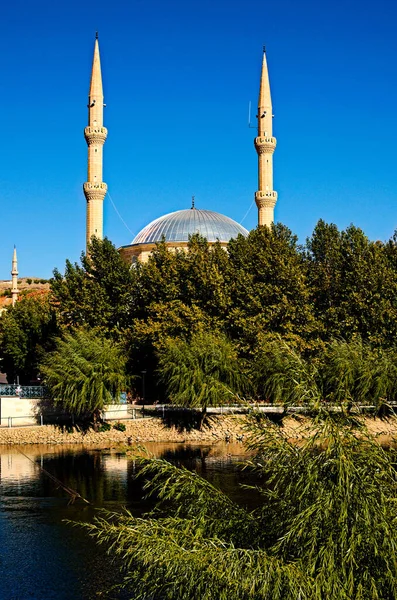 Vue Paysage Pittoresque Mosquée Avec Deux Minarets Contre Ciel Bleu — Photo