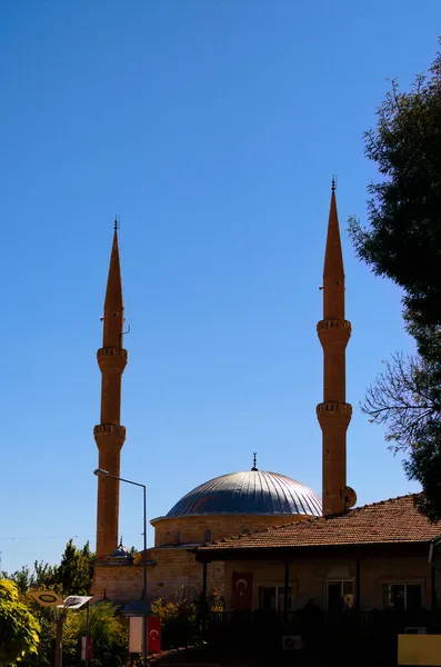 Scénický Výhled Krajiny Vrchol Mešity Dvěma Minarety Proti Modré Obloze — Stock fotografie