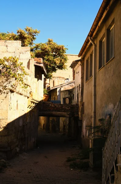 中世纪土耳其城市阿瓦诺斯古老狭窄街道的风景画 两座石头房子之间的漂亮平台 蓝天背景Avanos Nevsehir 土耳其 — 图库照片