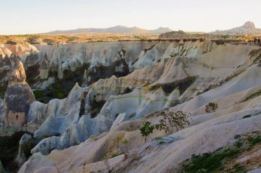 Kapadokya 'nın tipik jeolojik oluşumlarının detaylı manzarası. İnanılmaz şekilli kumtaşı kayaları. Ünlü turistik yer ve romantik seyahat yeri. Güzel sonbahar güneşli öğleden sonra.
