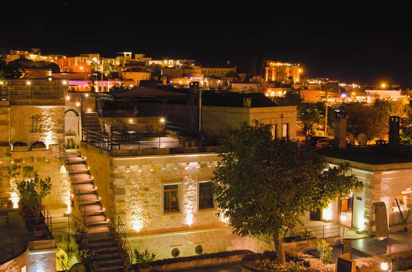 ゴームの洞窟ホテルの美しい夜のライトの風景 有名な観光地とトルコの旅行先 気球飛行の有名な中心 — ストック写真