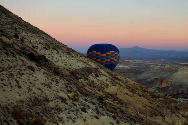Flygballongfestival Kappadokien Varmluftsballong Dyker Upp Från Berget Pittoreska Natur Landskap — Stockfoto