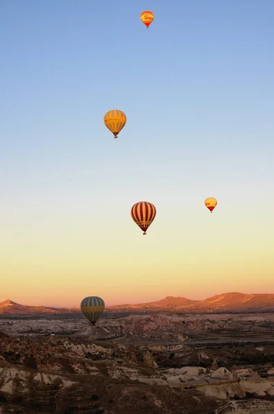 Goreme Turkiet Oktober 2021 Flygballongfestival Kappadokien Varmluftsballonger Mot Färgglada Pulserande — Stockfoto