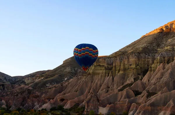 Flygballongfestival Kappadokien Scenisk Varmluftsballong Mot Typiska Geologiska Formationer Kappadokien Färgglad — Stockfoto