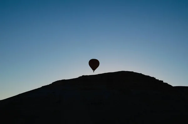 Svart Siluett Varmluftsballong Flyger Över Kullen Scenisk Soluppgång Himmel Bakgrunden — Stockfoto