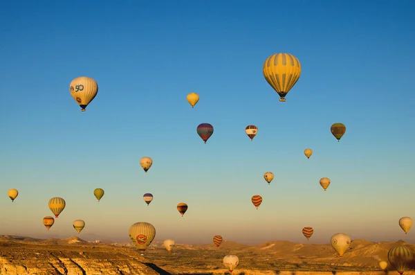 Goreme Türkei Oktober 2021 Heißluftballonfestival Kappadokien Viele Bunte Luftballons Gegen — Stockfoto