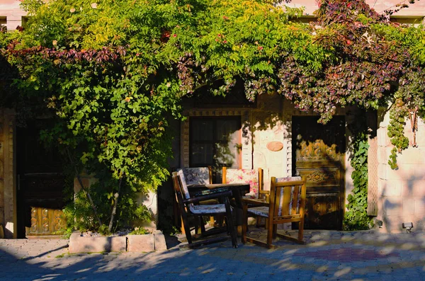 Malerischer Blick Auf Den Vorgarten Mit Außen Holztisch Mit Vier — Stockfoto