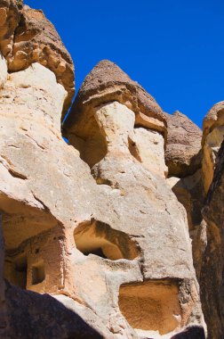 Goreme yakınlarındaki Pasaba Vadisi 'ndeki ünlü Peri Bacaları' nın ya da çok başlı taş mantarların yakın çekim görüntüsü. Mavi gökyüzü arka planı. Türkiye 'de popüler seyahat noktası. UNESCO Dünya Mirası Alanı.