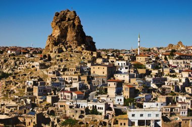 Antik Ortahisar mağara şehrinin inanılmaz hava manzarası. Mavi gökyüzü arka planı. Türkiye 'de popüler seyahat noktası. UNESCO Dünya Mirası Alanı. Sonbahar güneşli gün manzarası.