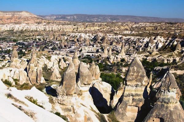 카파도키아의 근처에 마을의 투레스 놀라운 모양의 돌입니다 터키에서 인기있는 여행지 — 스톡 사진