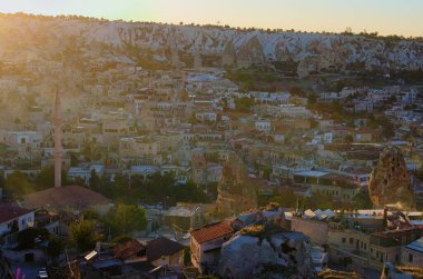Goreme, Türkiye-9 Ekim 2021: Kapadokya 'daki antik Goreme' in günbatımı manzarası. Kum taşı şeklindeki kayalıklardaki inanılmaz mağara evleri. Türkiye 'de popüler seyahat noktası. UNESCO Dünya Mirası Alanı.