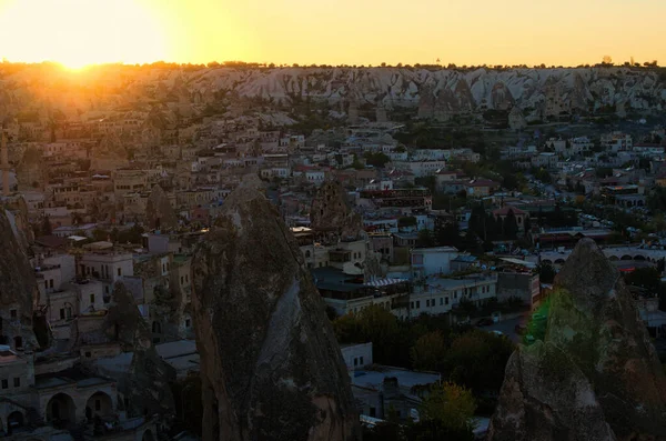 Goreme, Türkiye-9 Ekim 2021: Goreme 'de gün batımı. Günbatımında muhteşem antik şehir manzarası. Türkiye 'de popüler seyahat noktası. UNESCO Dünya Mirası Alanı.