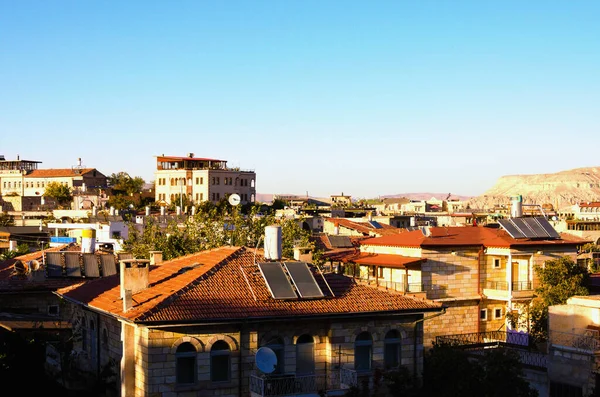 ゴーレムの古い建物の美しい風景画タイルの屋根 背景に風景山の風景です トルコで人気の旅行先 ユネスコ世界遺産 — ストック写真