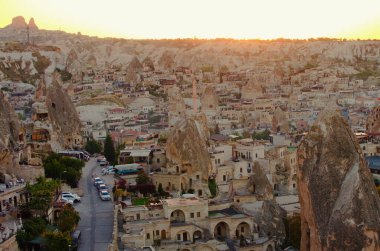 Goreme, Türkiye-9 Ekim 2021: Goreme 'deki antik mağara evlerinin günbatımı manzarası. Türkiye 'de popüler seyahat noktası. UNESCO Dünya Mirası Alanı.