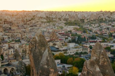 Goreme 'deki antik binaların inanılmaz günbatımı manzarası. Türkiye 'de popüler seyahat noktası. UNESCO Dünya Mirası Alanı.