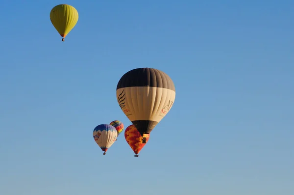 Goreme Turkiet Oktober 2021 Fem Varmluftsballonger Blå Solig Himmel Luftballonger — Stockfoto