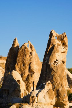 Kapadokya 'daki Goreme yakınlarındaki antik mağara evlerini yakından izleyin. İnanılmaz şekilli kumtaşı kayaları. Türkiye 'de popüler seyahat noktası. UNESCO Dünya Mirası Alanı.