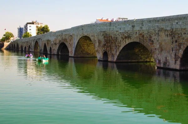 Malebný Pohled Krajinu Starověkého Římského Mostu Přes Řeku Seyhan Adaně — Stock fotografie