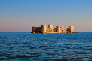 Antik Kizkalesi 'nin (Bakire Kalesi) manzaralı harabeleri. Mersin yakınlarında Akdeniz, Türkiye. Doğal bileşim. Ünlü turistik mekan ve tatil beldesi.
