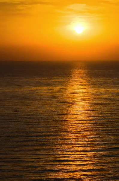 Слідом Сонцем Спокійній Воді Яскравий Чудовий Схід Сонця Біля Спокійного — стокове фото
