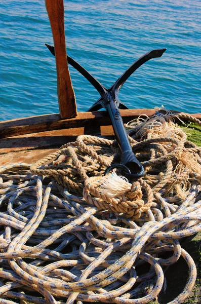 Close View Old Anchor Anchoring Rope Boat Deck Blue Water — 图库照片