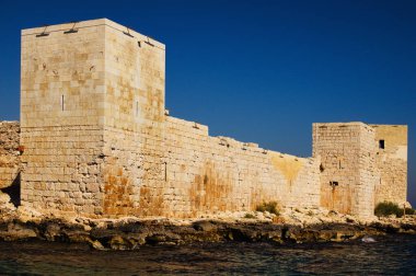 Savunma duvarı ve antik Kizkalesi kalesinin (Maiden 's Castle) yakın görüntüsü. Mersin yakınlarında Akdeniz, Türkiye. Doğal bileşim. Ünlü turistik mekan ve tatil beldesi.