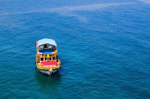 Vista Aérea Barco Motor Excursão Turística Navio Está Esperando Turistas — Fotografia de Stock