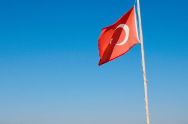 Direkte Türkiye bayrağı. Türk bayrağı mavi gökyüzünde dalgalanıyor.