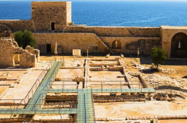Cam zeminli gözlem güvertesi ve Kizkalesi kalesindeki eski binaların temellerinin üzerine metal korkuluklar. Arka planda Akdeniz.