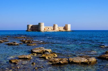 Akdeniz 'deki antik Kizkalesi Kalesi' nin (Bakirenin Kalesi) alçak açılı manzarası. Doğal bileşim. Ünlü turistik mekan ve tatil beldesi.