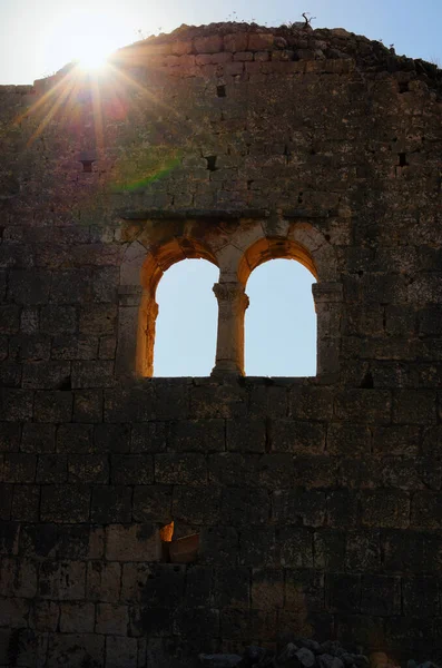 Los Rayos Del Sol Brillantes Aparecieron Detrás Las Ruinas Pared — Foto de Stock