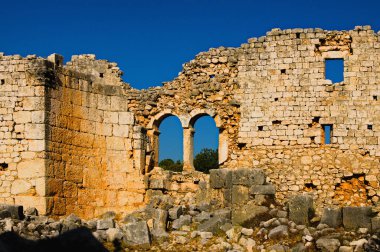 Duvarın, antika bina pencereleri olan yakın plan manzara kalıntıları. Mersin Eyaleti 'ndeki Kanlidivane antik kenti. Açık hava müzesi. Seyahat ve turizm kavramı.
