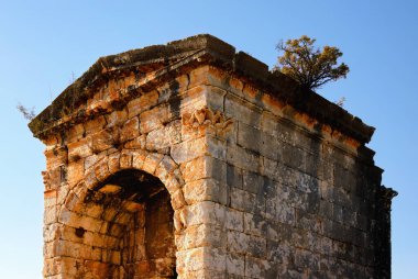 Antika mahzeninin detaylı görüntüsü. Mersin ilinin Kanlidivane ilçesine bağlı bir mezarlık. Açık hava müzesi. Seyahat ve turizm kavramı.