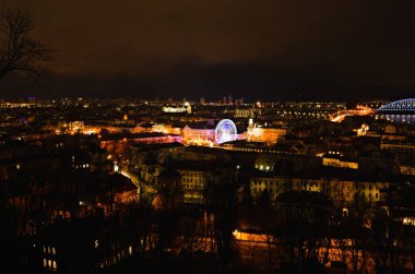 Yılbaşı tatillerinde dönme dolabı olan Square of Contracts 'ın (Sözleşme Meydanı) havadan aydınlatma manzarası. Ünlü turistik yer ve romantik seyahat yeri. Podil ilçesi, Kyiv, Ukrayna.