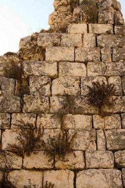Antik taş duvarın kalıntılarına bakın. Akkale 'deki Roma harabeleri (kelimenin tam anlamıyla 