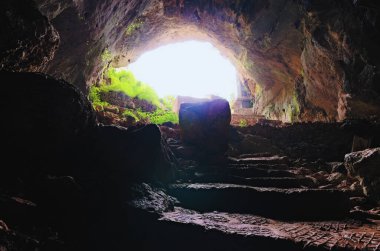 Geniş açılı gizemli mağara manzarası ve Meryem Ana Kilisesi. Cennet ve Cehennem (Türkçe: Cennet ve Cehennem), Mersin ilindeki Taurus Dağları 'ndaki iki büyük subatanın adıdır..