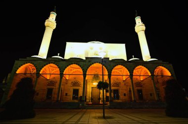 Selimiye Camii 'nin klasik geniş açılı gece ışığı manzarası. Bu, klasik Osmanlı mimarisinin en güzel örneklerinden biridir. Konya 'nın önemli simgesi.