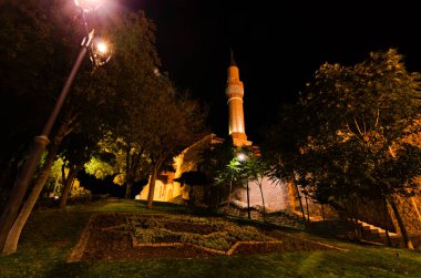 Alaaddin Tepesi Parkı 'ndaki Alauddin Qayqubad Camii' nin geniş açılı gece ışığı manzarası. Seyahat ve turizm kavramı.