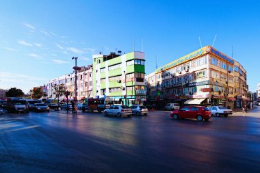 Konya, Türkiye-14 Ekim 2021: Konya şehir merkezinde sabah trafiği. Caddelerin kesiştiği yerde yoğun trafik var. Büyük şehirde trafik sıkışıklığı kavramı.