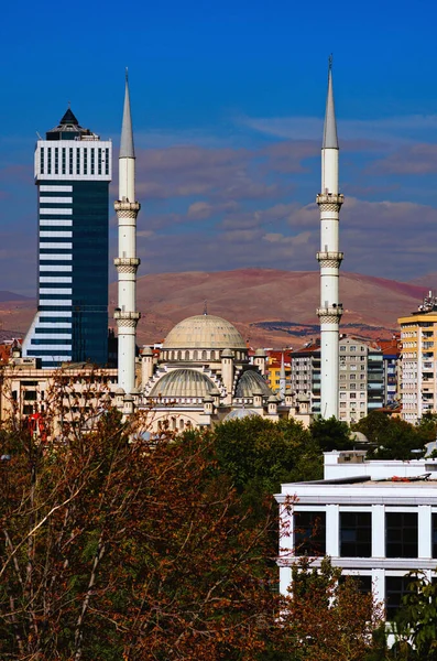 Scénický Podzimní Pohled Krajinu Města Konya Mešita Haciveyisza Proti Horám — Stock fotografie