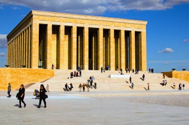 Ankara, Türkiye-14 Ekim 2021: Anitkabir. Mustafa Kemal Atatürk 'ün güneşli sonbahar günündeki mozolesinin panoramik manzarası.