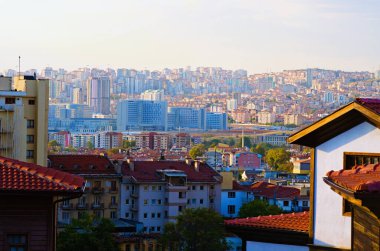 Ankara 'nın manzara panoramik manzarası. Ankara 'nın şehir merkezi. Ufukta bir sürü modern yüksek binalar var. Güzel bir sonbahar öğleden sonra.