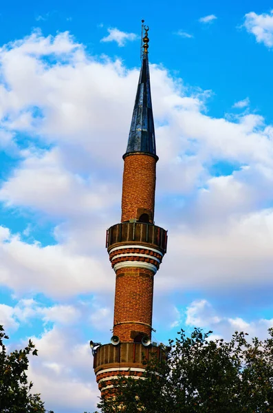 Hacı Bayram Camii Nin Yüksek Kırmızı Tuğlalı Minaresinin Beyaz Bulutlu — Stok fotoğraf