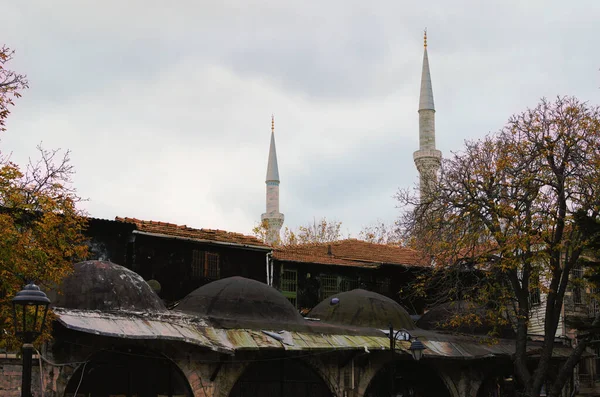 イスタンブールの古代建築物の赤い瓦の屋根 背景にはハギア ソフィアのモスクの2つのミナレット 曇った秋の日 旅行と観光のコンセプト — ストック写真