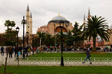 İstanbul, Türkiye-25 Ekim 2021: Meşhur Ayasofya Ayasofya Kilisesi Ayasofya 'nın güzel sonbahar manzarası. Seyahat ve turizm kavramı.