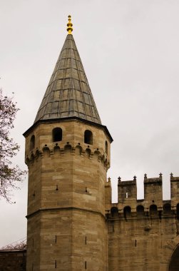 Selamlama Kulesi 'nin ya da Orta Kapı' nın tepesinin detaylı görüntüsü. Topkapı Sarayı 'nın ikinci avlusunun girişi..