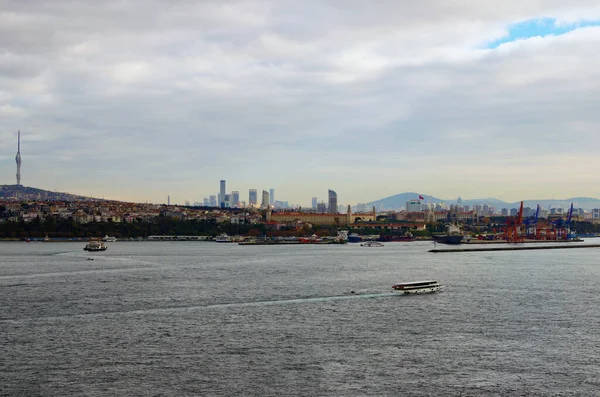 在多云的秋日 伊斯坦布尔全景尽收眼底 在Haydarpasa港附近航行的船只 背景是高层建筑 — 图库照片
