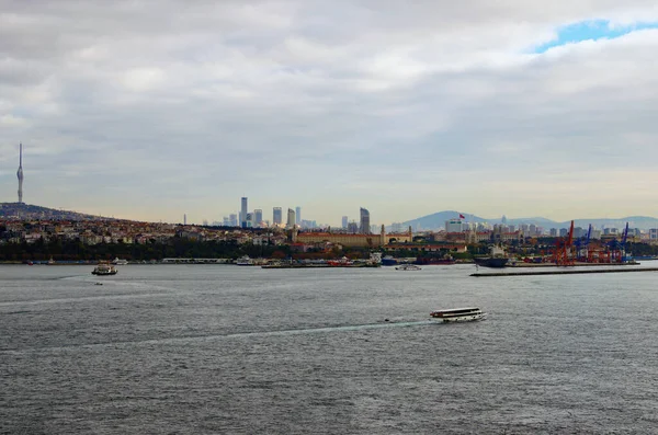 Paisagem Urbana Panorâmica Istambul Durante Dia Nebuloso Outono Navios Vela — Fotografia de Stock