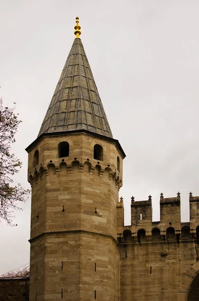 Selamlama Kulesi 'nin ya da Orta Kapı' nın tepesinin detaylı görüntüsü. Topkapı Sarayı 'nın ikinci avlusunun girişi..